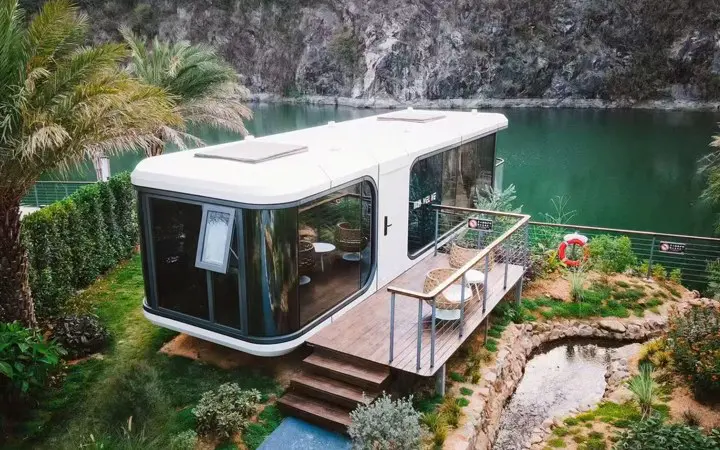 Современная высокотехнологичная космическая капсула-жилой модуль